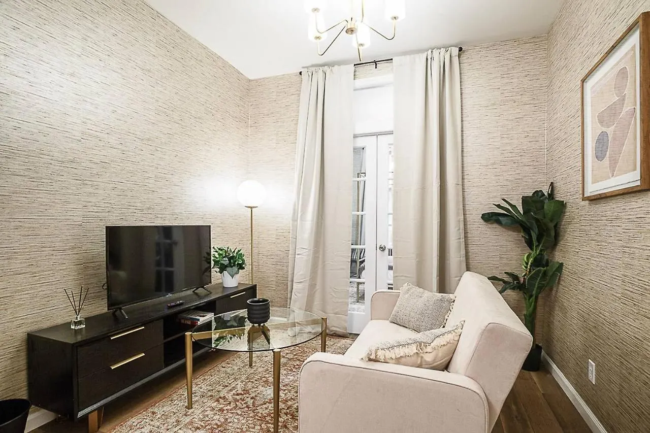 Apartment 185: Hells Kitchen New York